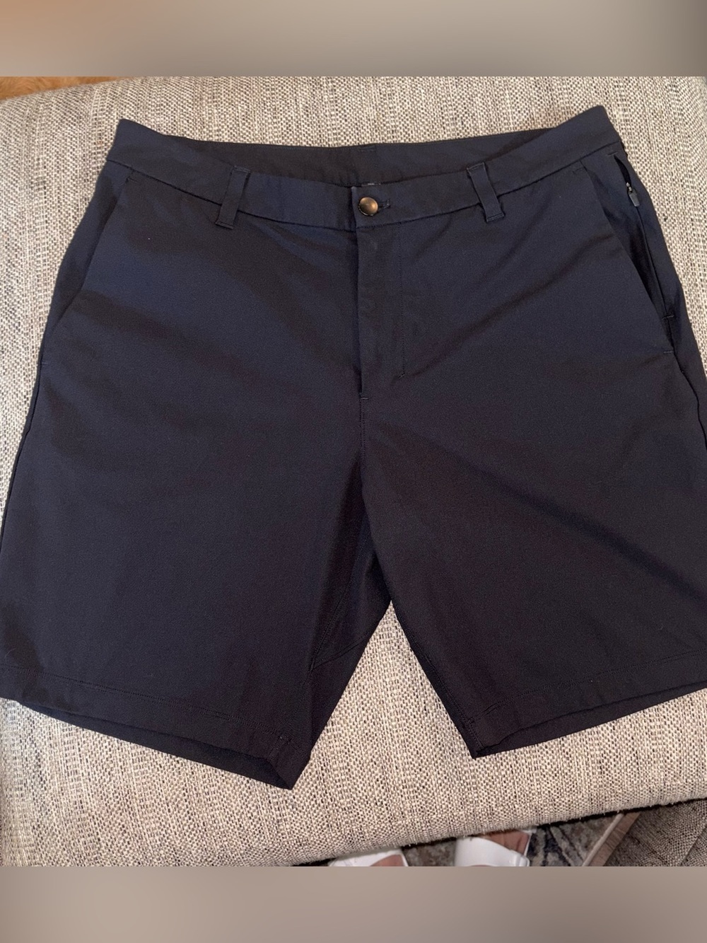 LULULEMON MEN’S BLACK SHORTS SIZE 34 LIKE NEW EUC